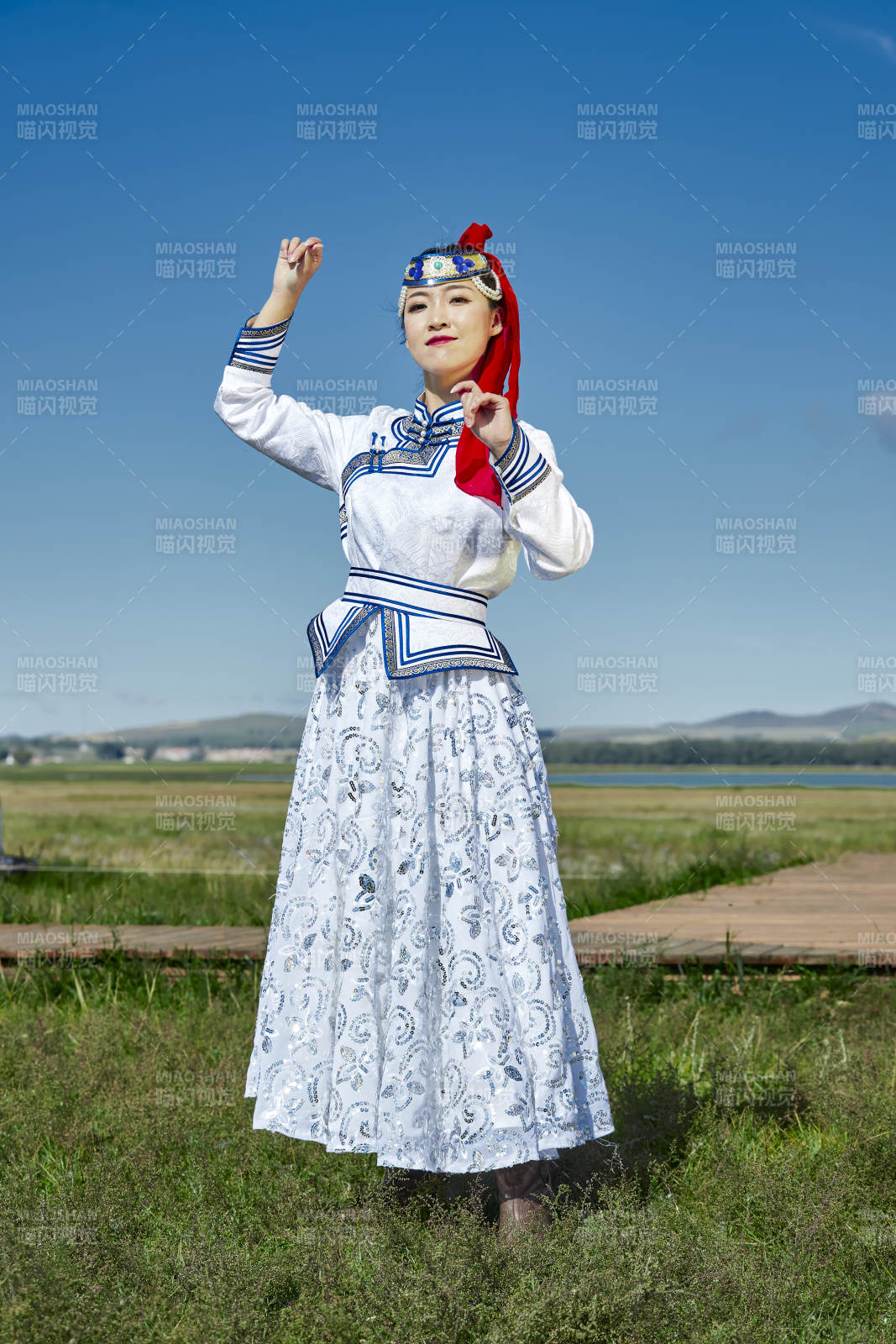 草原蒙古包前身穿豪華蒙古族服飾的蒙族少女