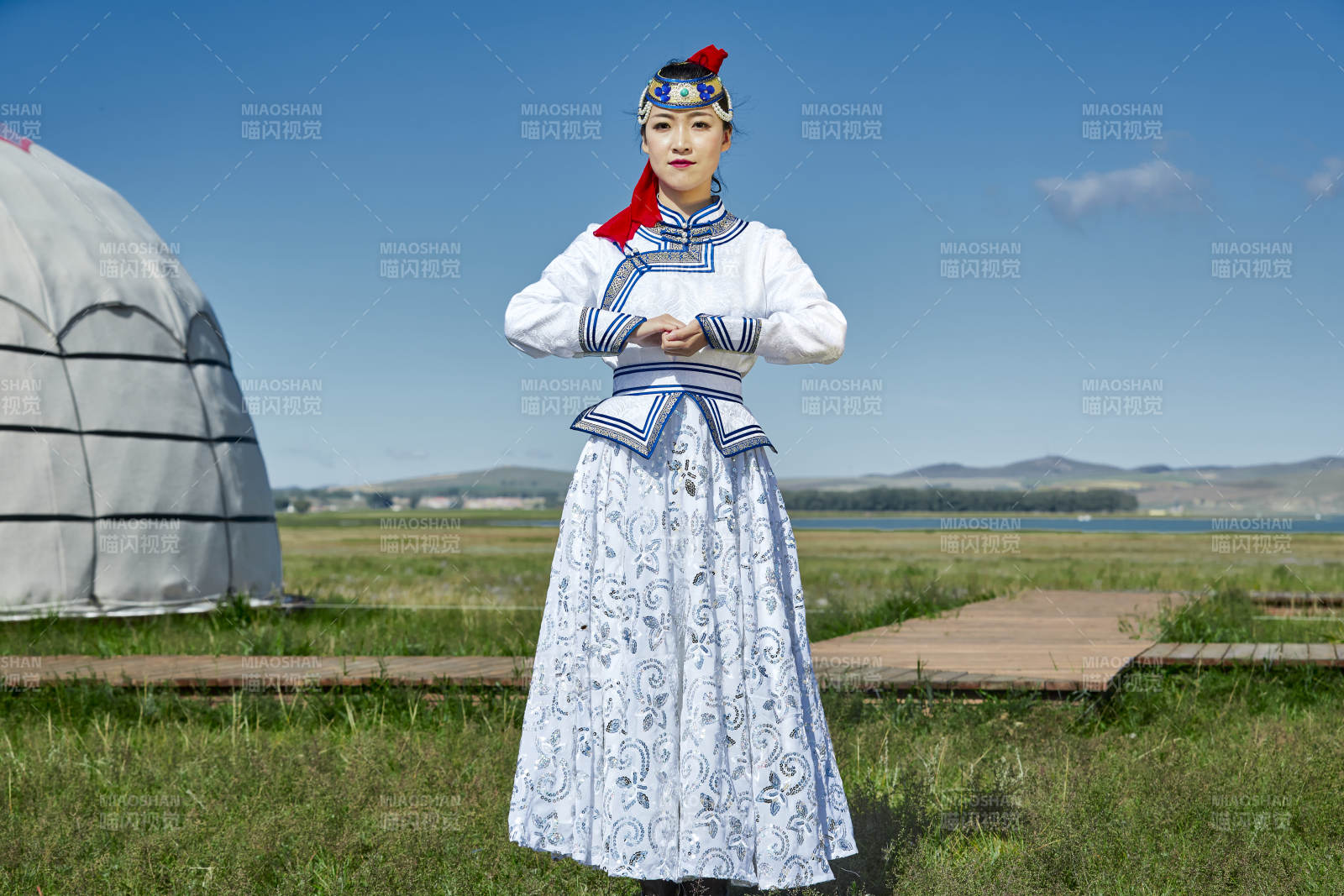 草原蒙古包前身穿豪華蒙古族服飾的蒙族少女