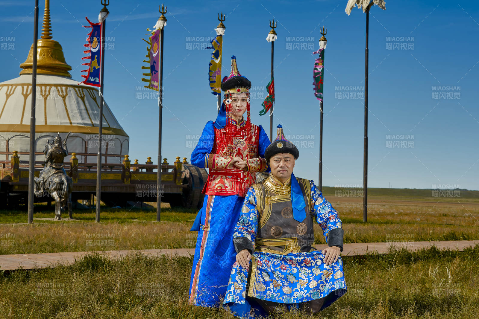 草原上蒙古包前穿蒙古族傳統(tǒng)服飾的年輕夫妻