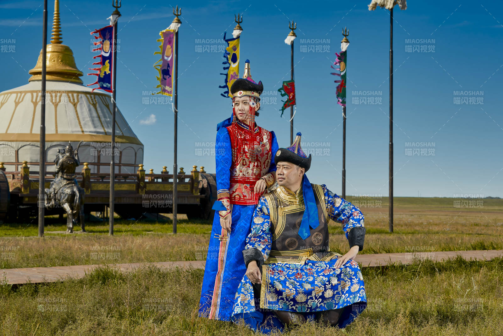 草原上蒙古包前穿蒙古族傳統(tǒng)服飾的年輕夫妻