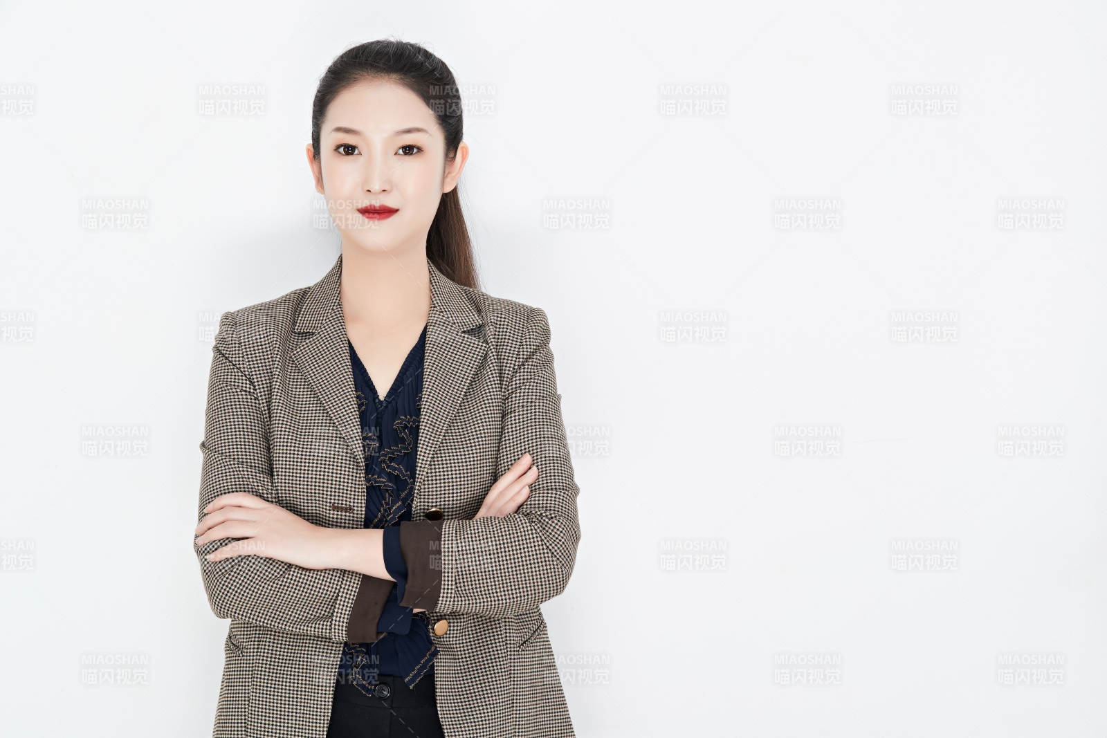 白色背景下的美丽商务女性肖像