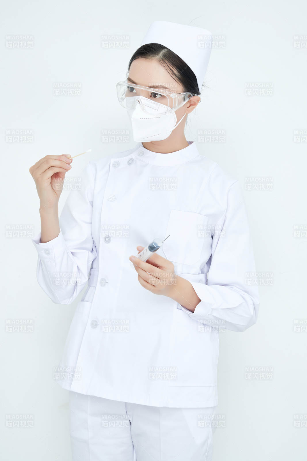 穿護士服戴口罩手執針筒的年輕女護士