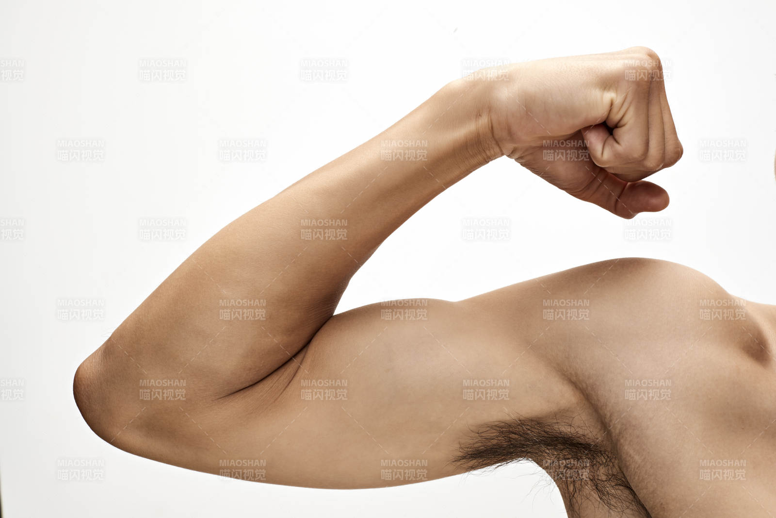 白色背景下展示肱二头肌的亚洲健身男性