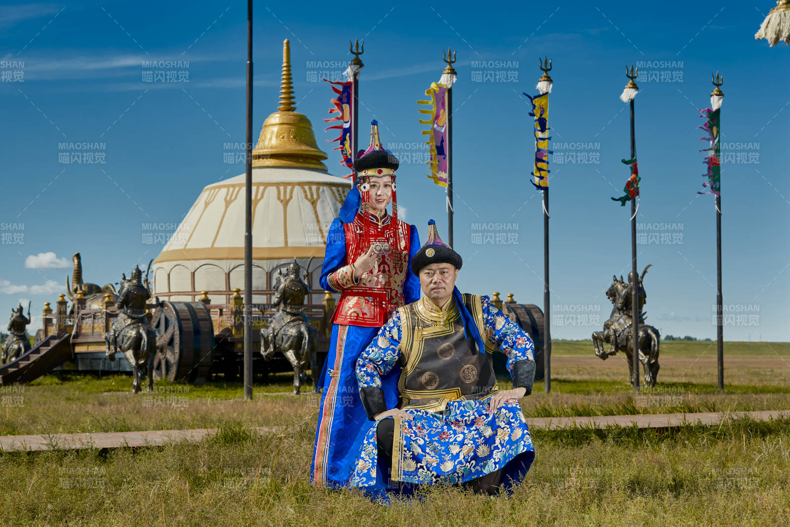 草原上蒙古包前穿蒙古族傳統服飾的年輕夫妻