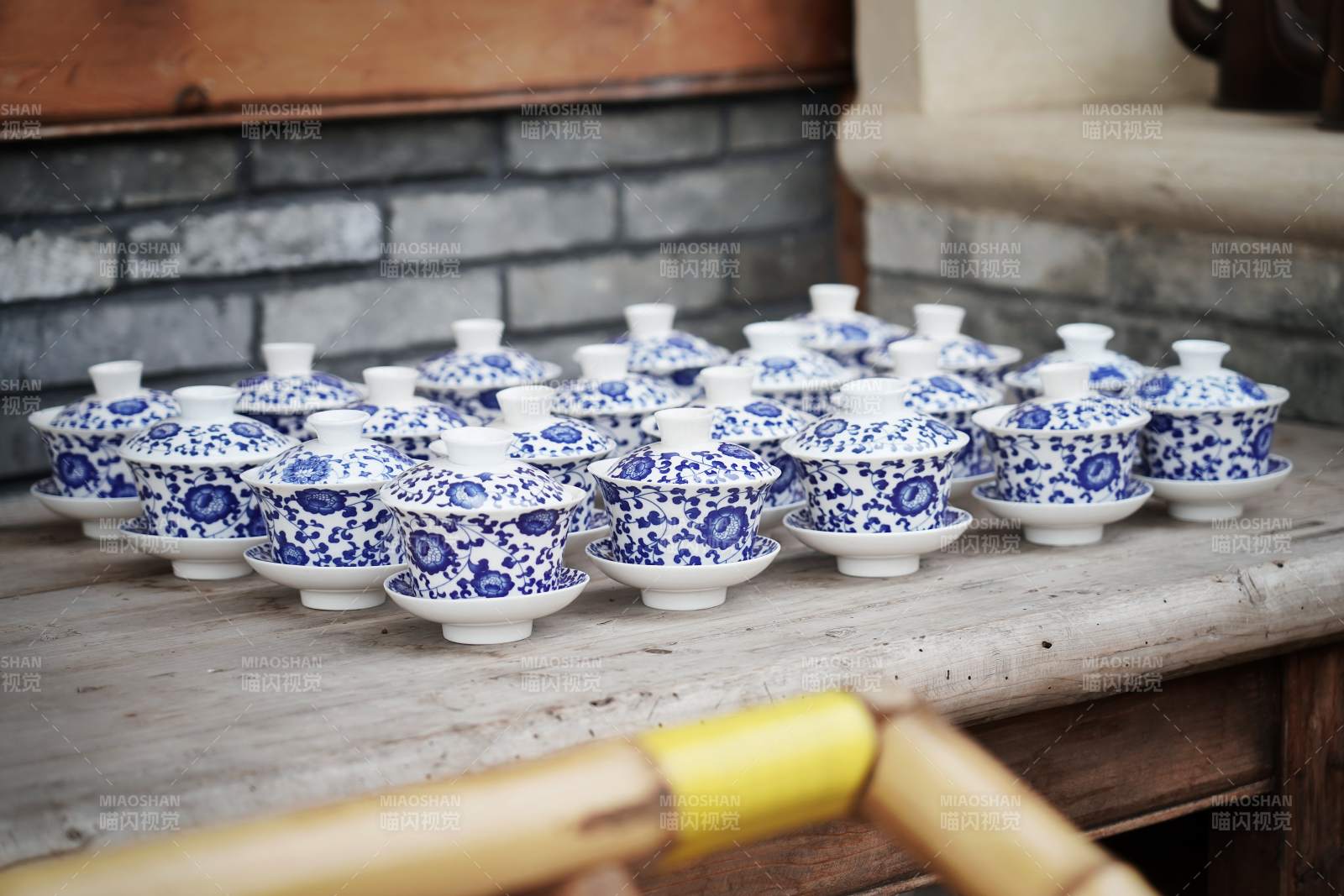青花瓷盖碗整齐排列