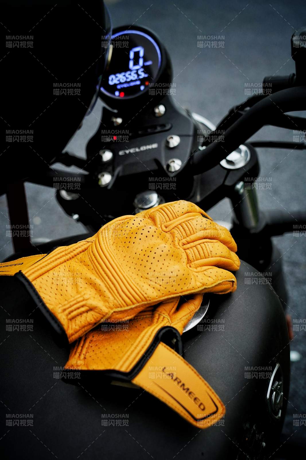 橙色手套与摩托车