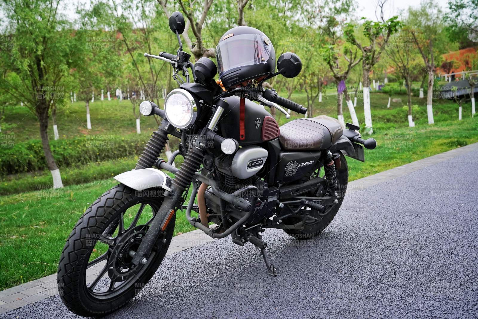 复古摩托车停路边