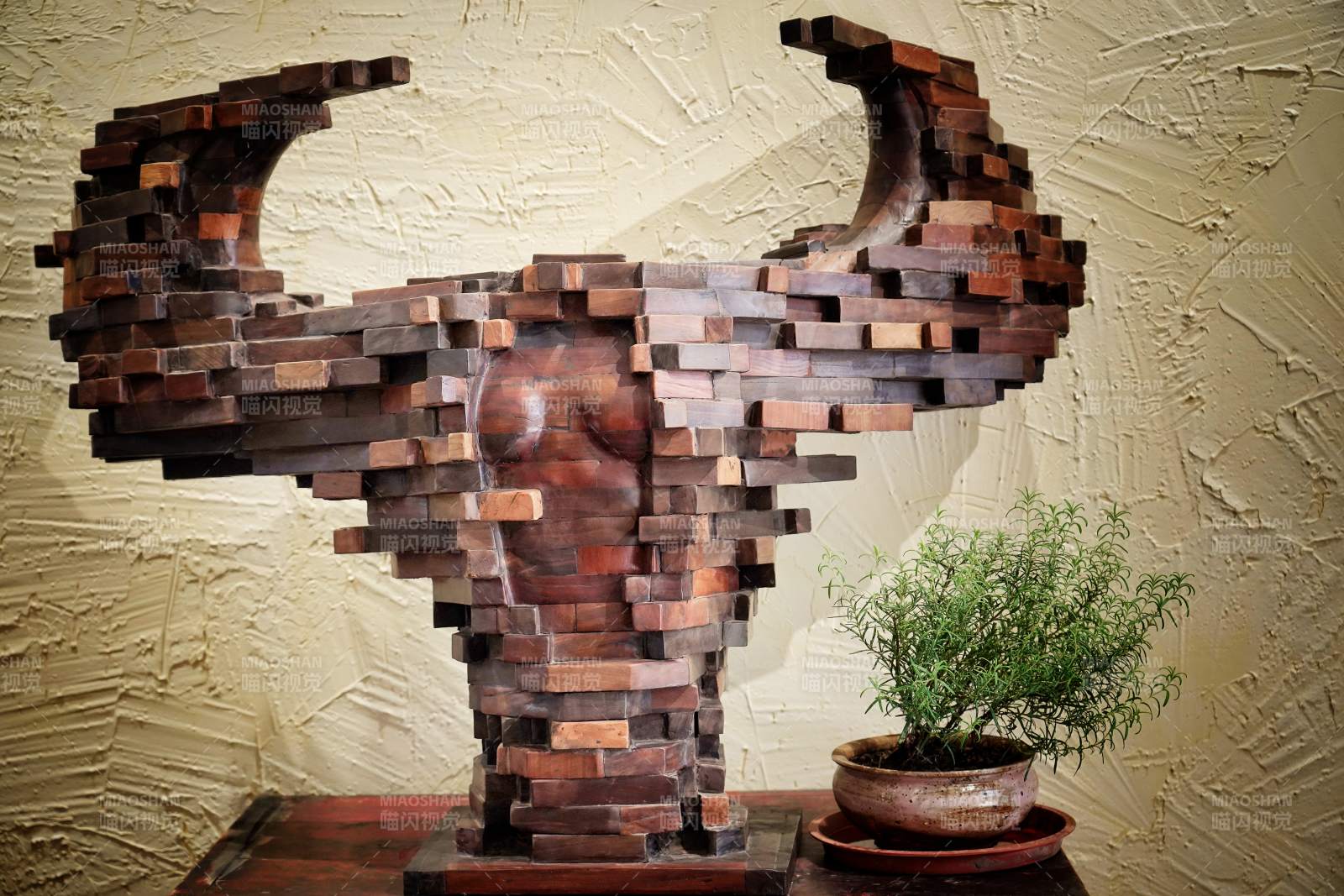 木块拼接牛头雕塑