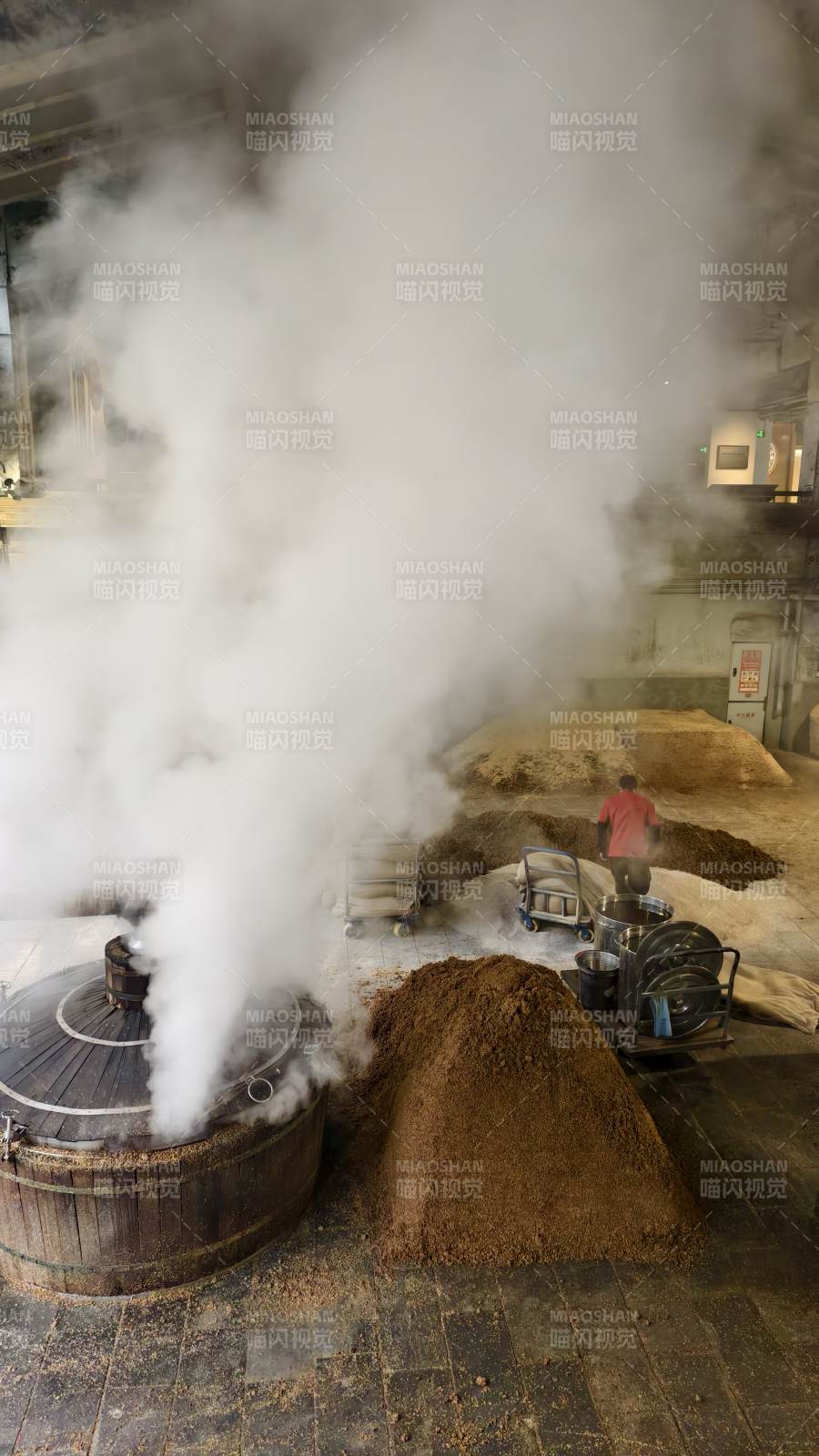 白酒蒸馏车间烟雾弥漫