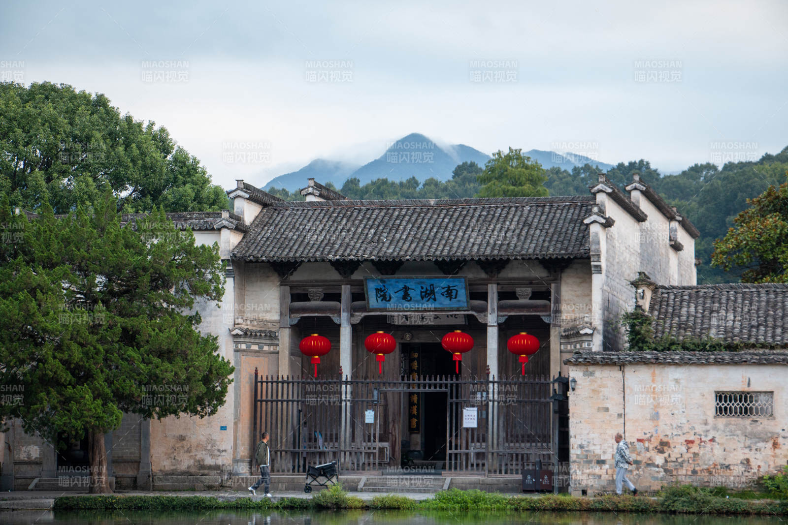 宏村南湖古村门楼映山水