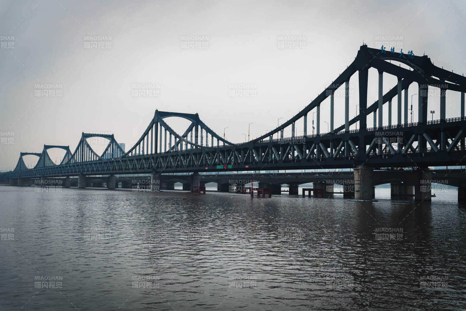 杭州錢塘江橋橫跨水面