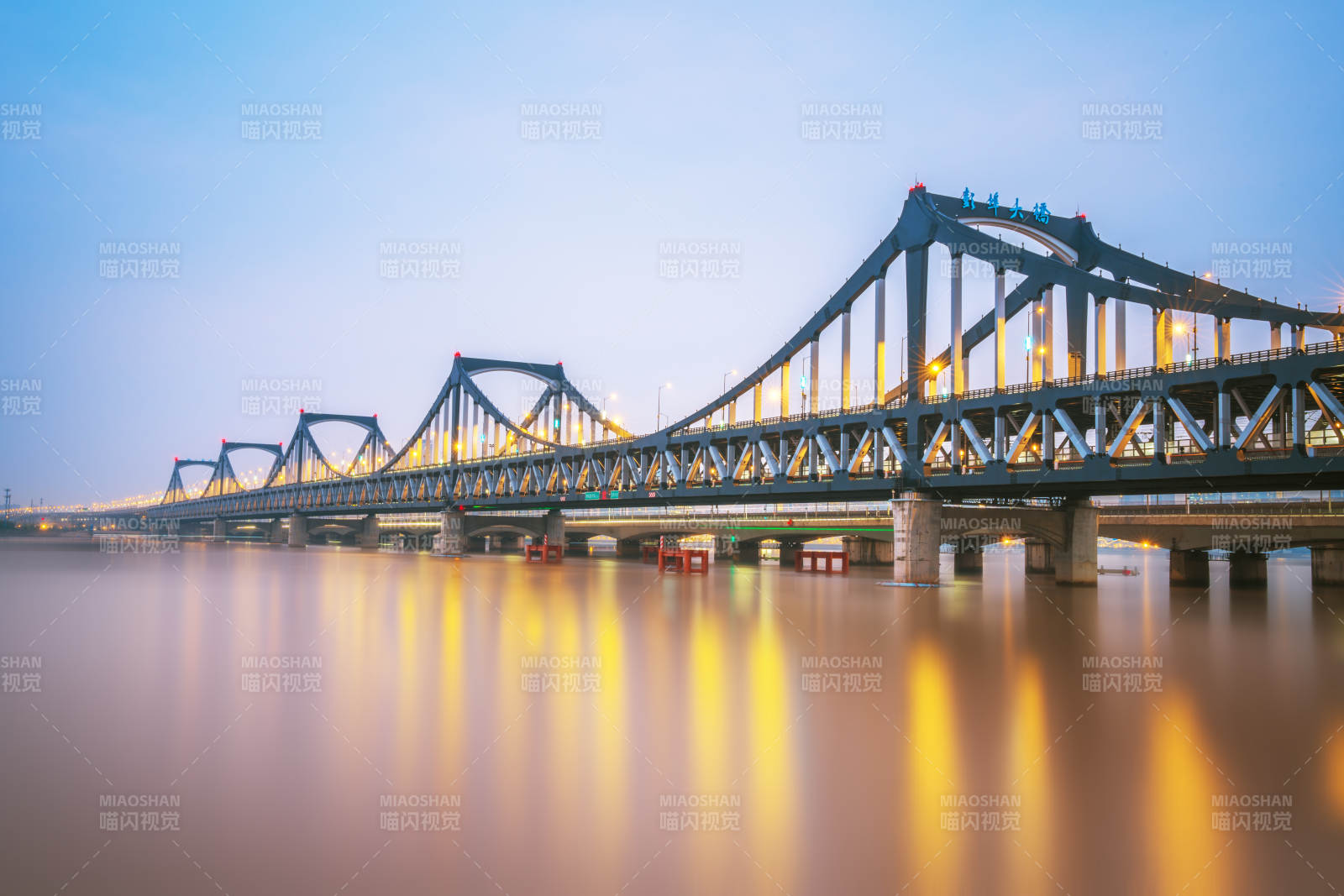 杭州大橋夜景倒影