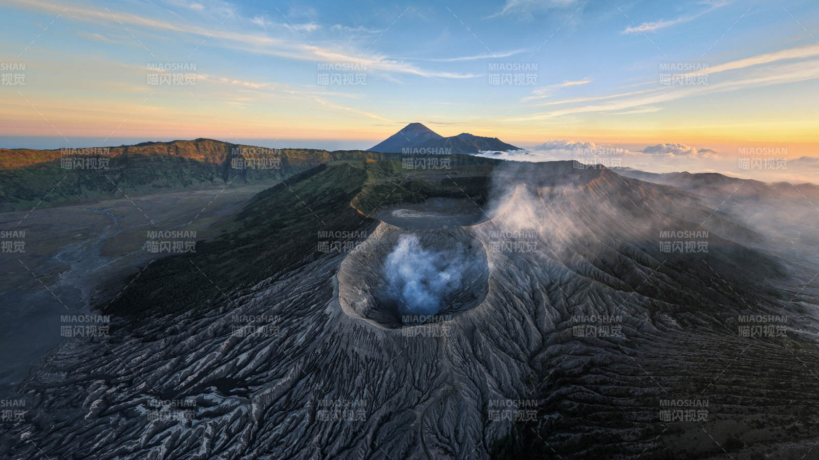 布罗莫火山口晨曦美景