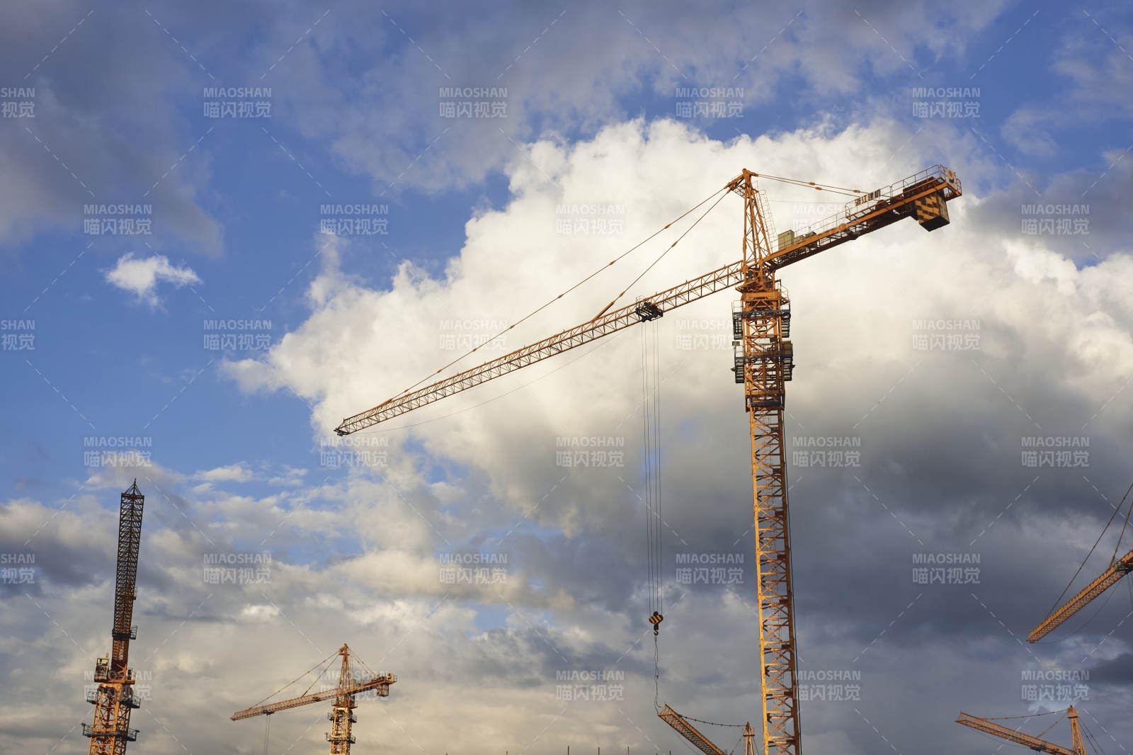 蓝天下的塔吊群