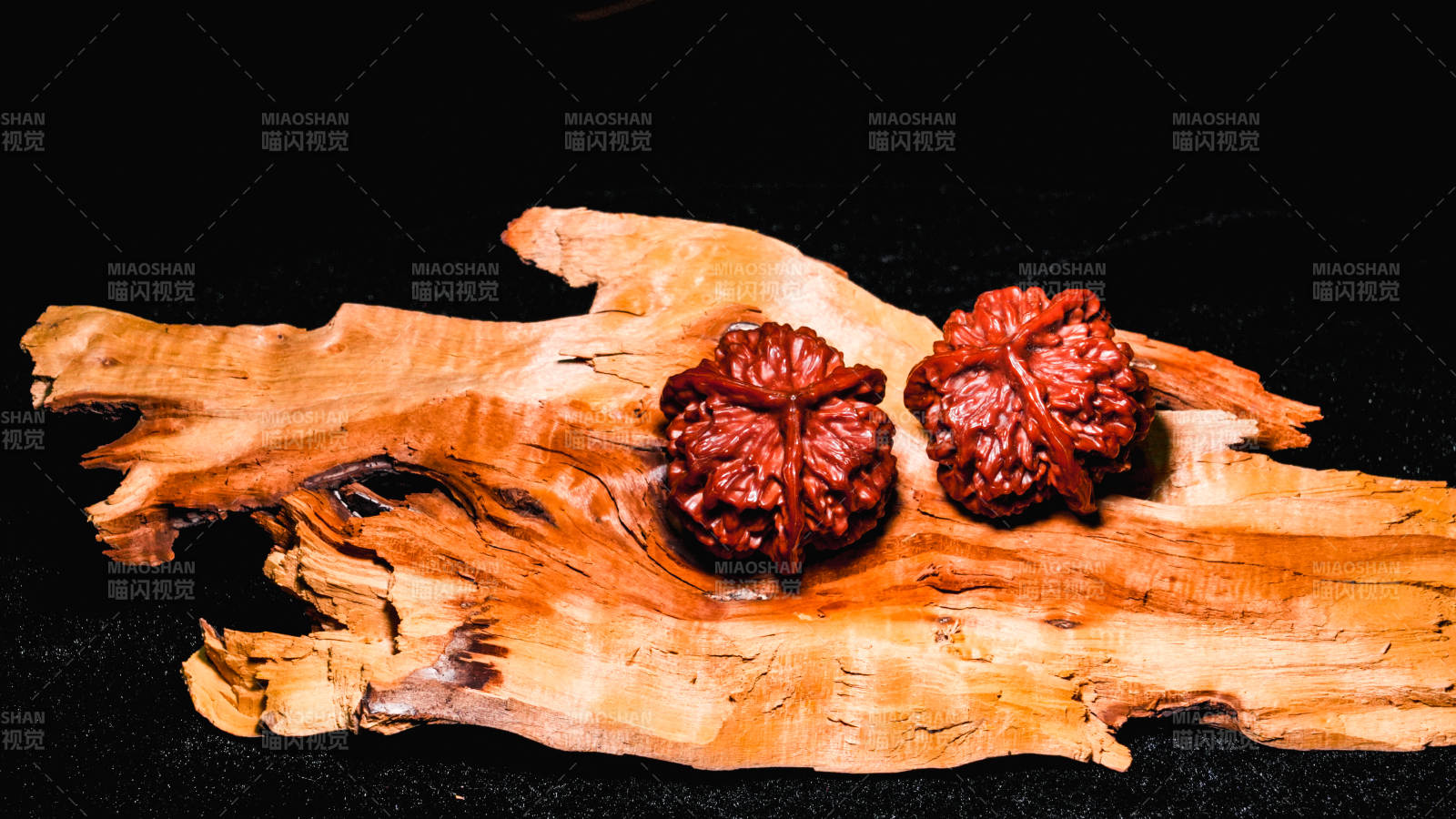 核桃静置于木板上