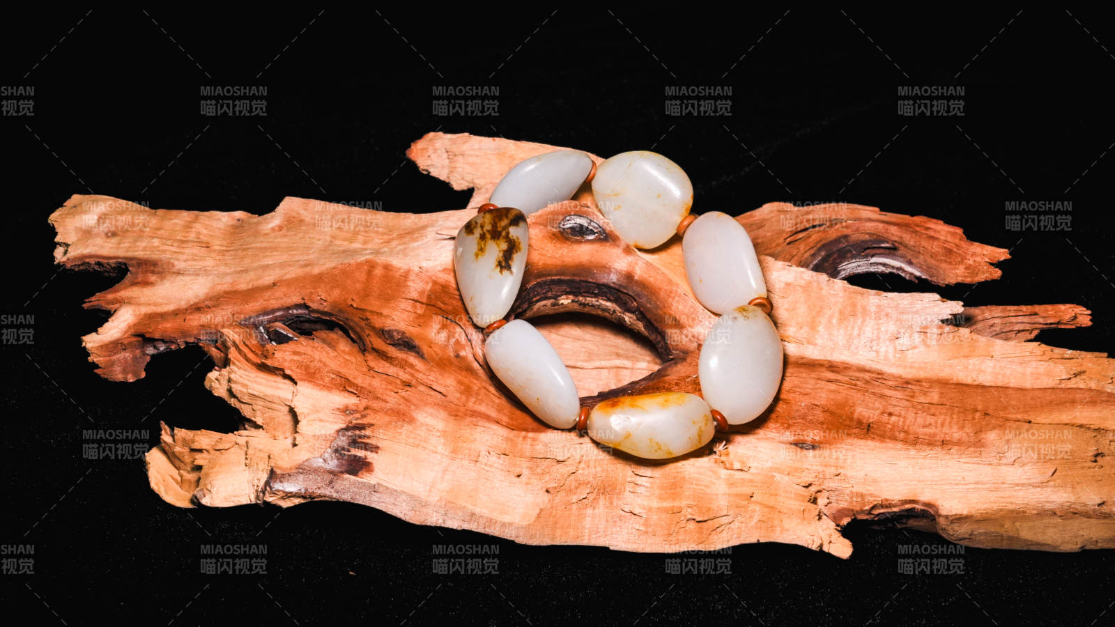 玉镯置于木纹之上