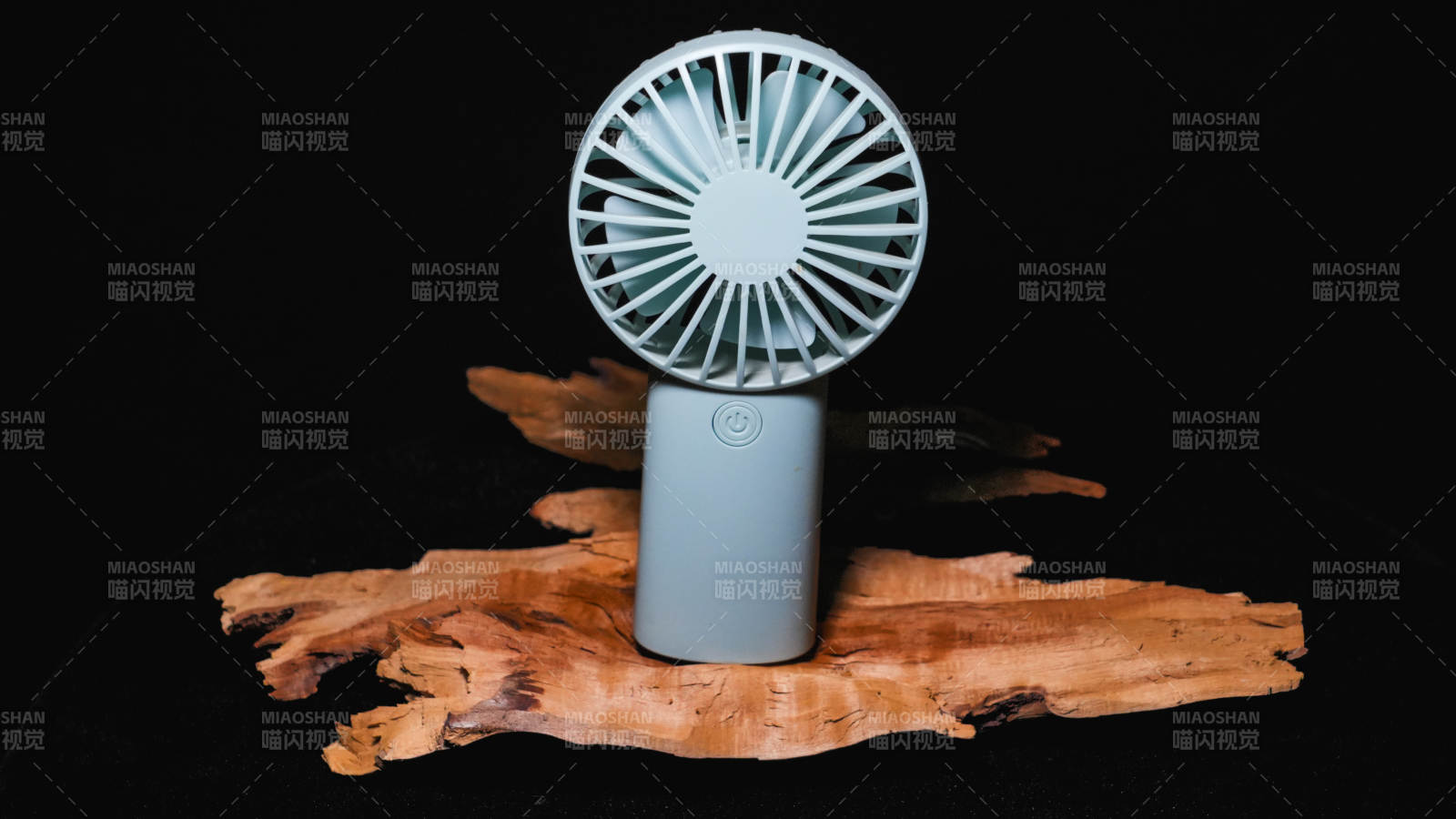 简约风扇静置木板