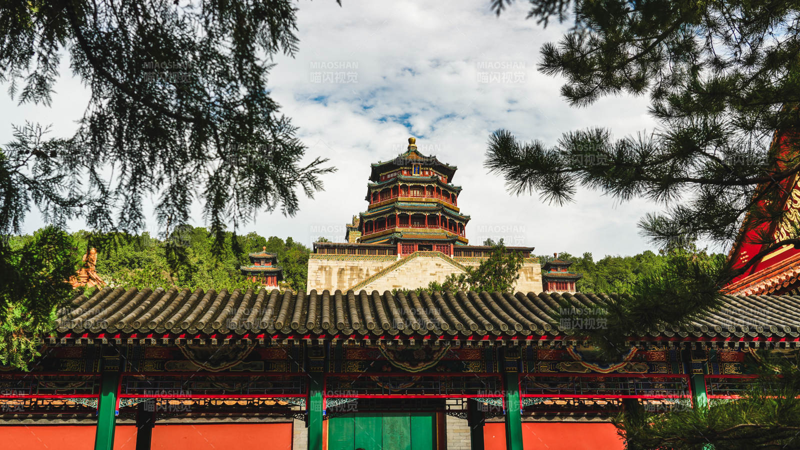 颐和园古塔映翠林