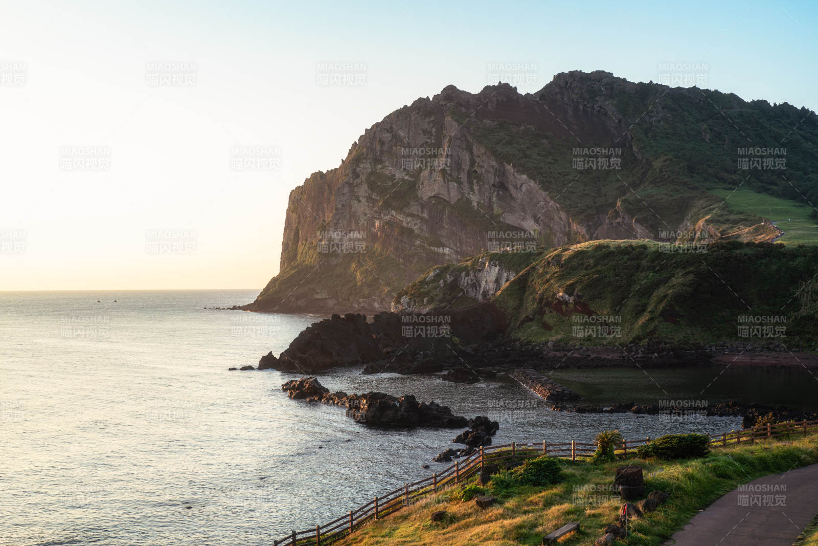 韩国济州岛城山日出峰日出海岸悬崖