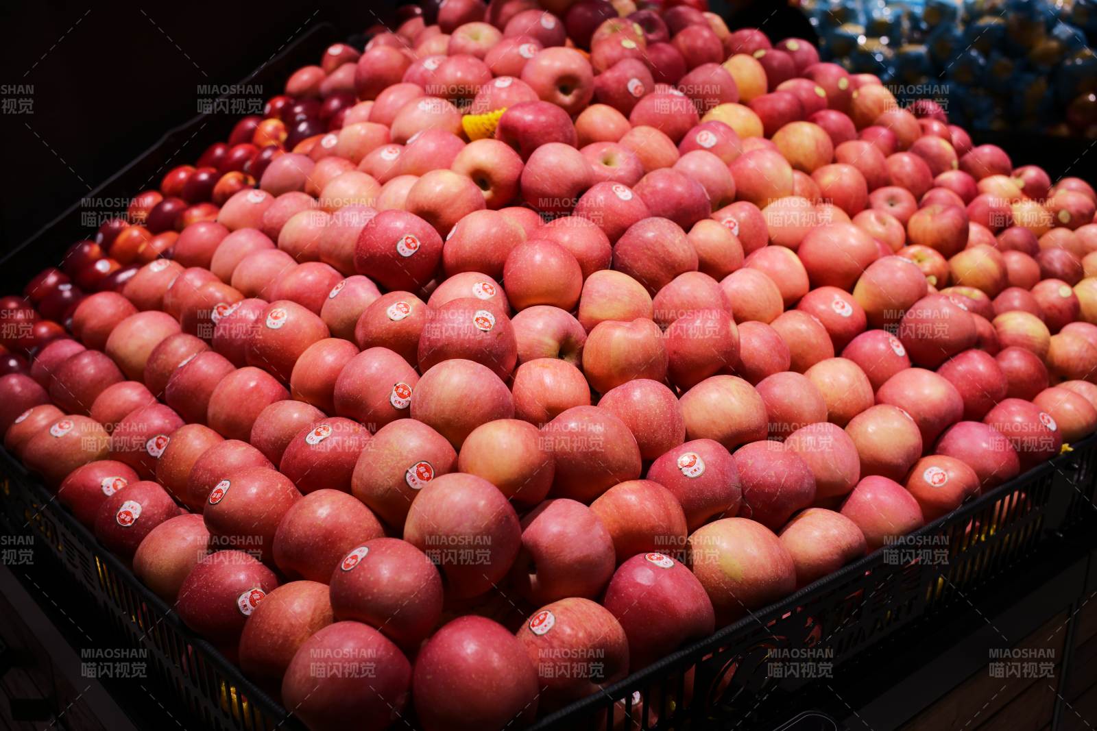 红润苹果堆满筐