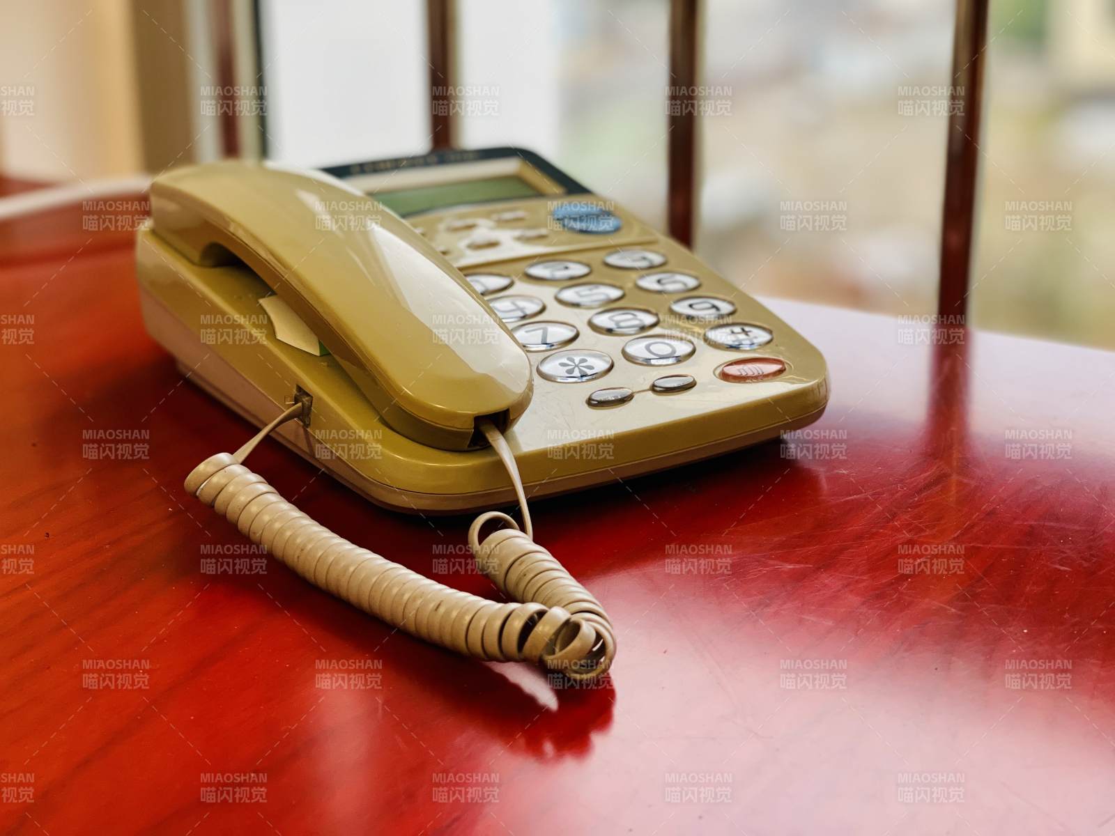 办公桌上的电话