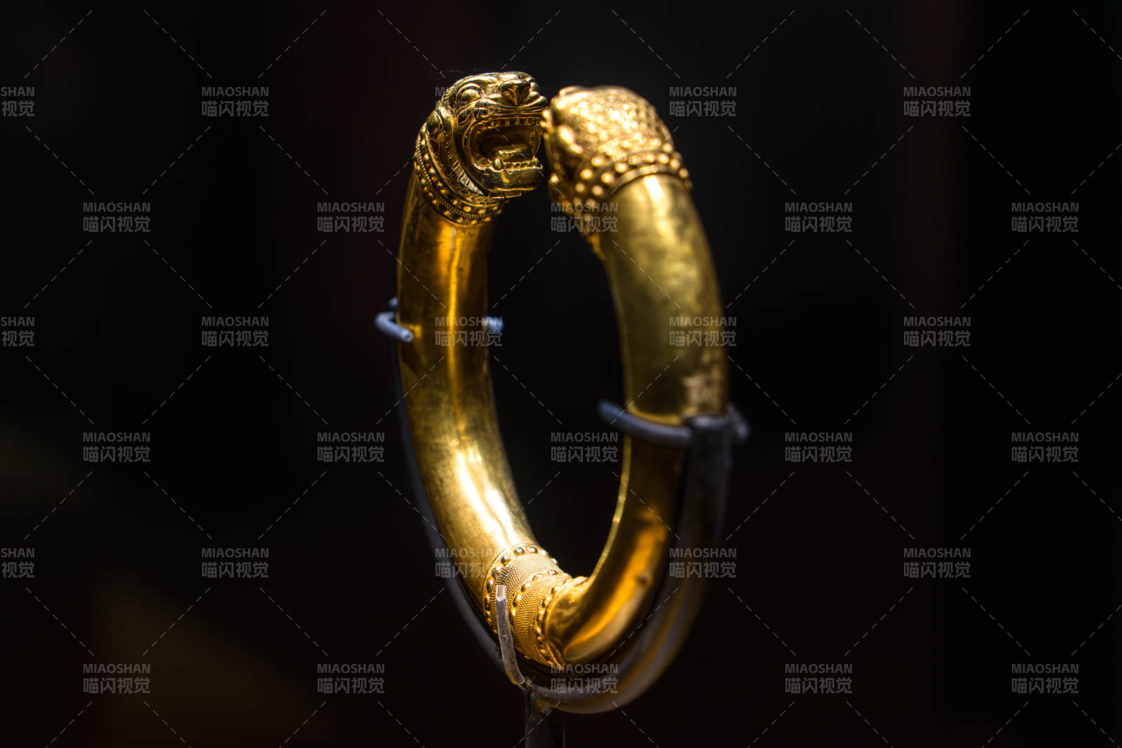 伊朗阿切美尼德王朝的黄金狮首授权环