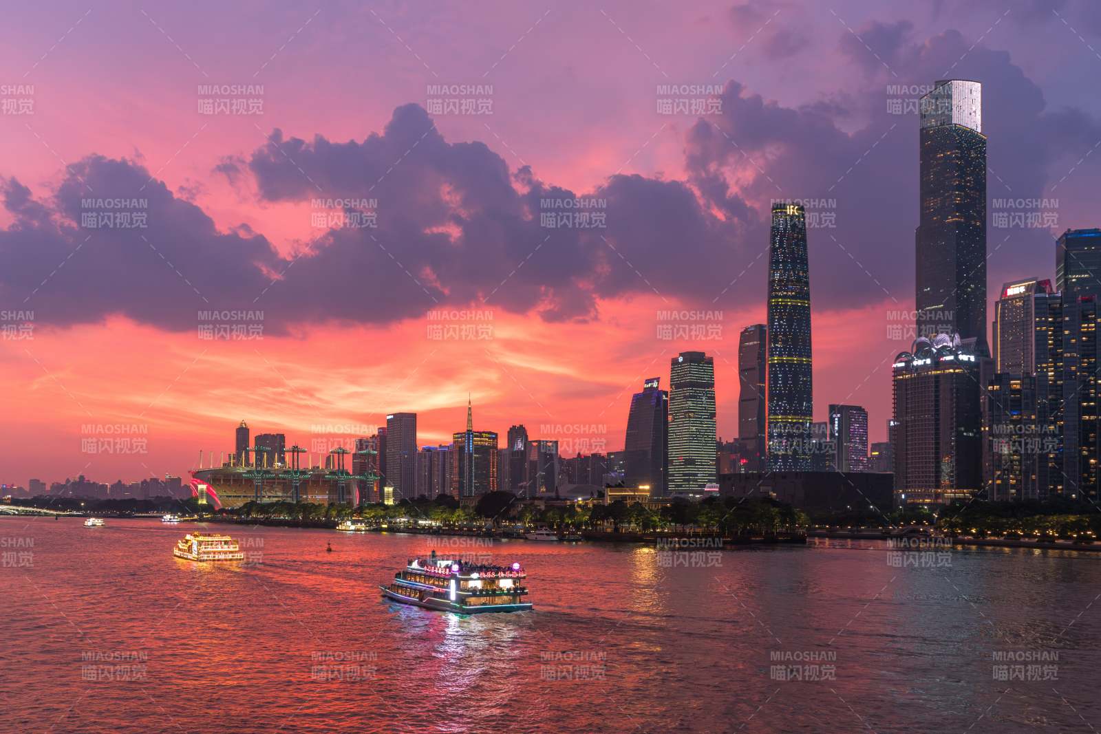 廣州珠江新城上珠江夜游游船