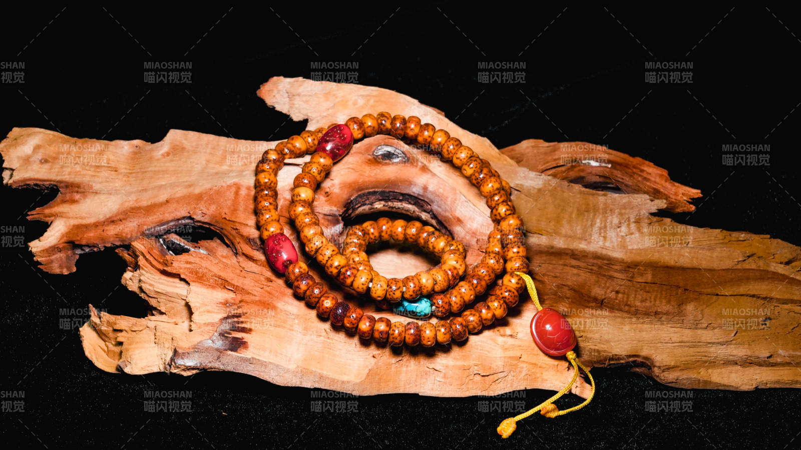 佛珠静置木纹上