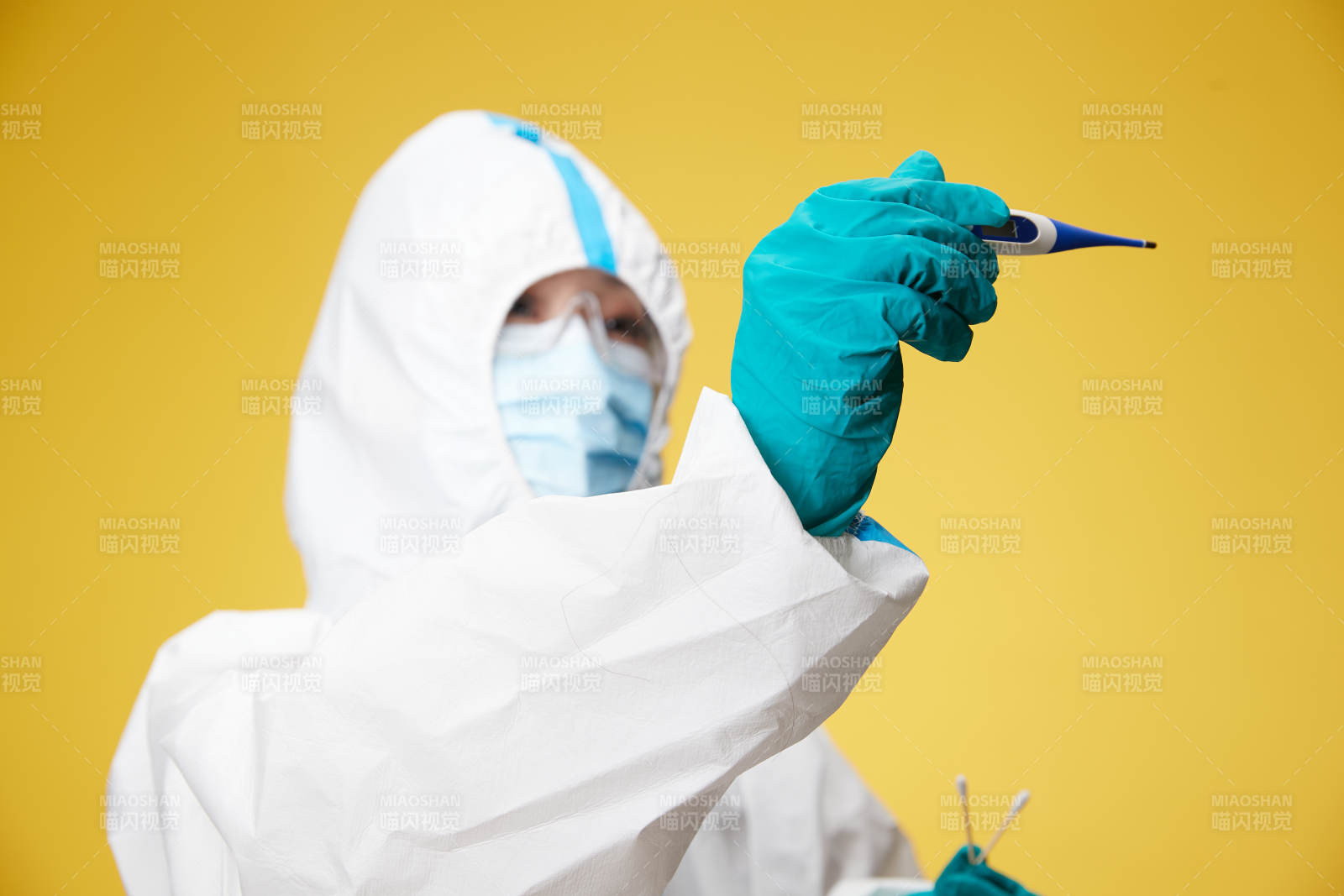 穿白色防護服佩戴護目鏡口罩的防疫人員