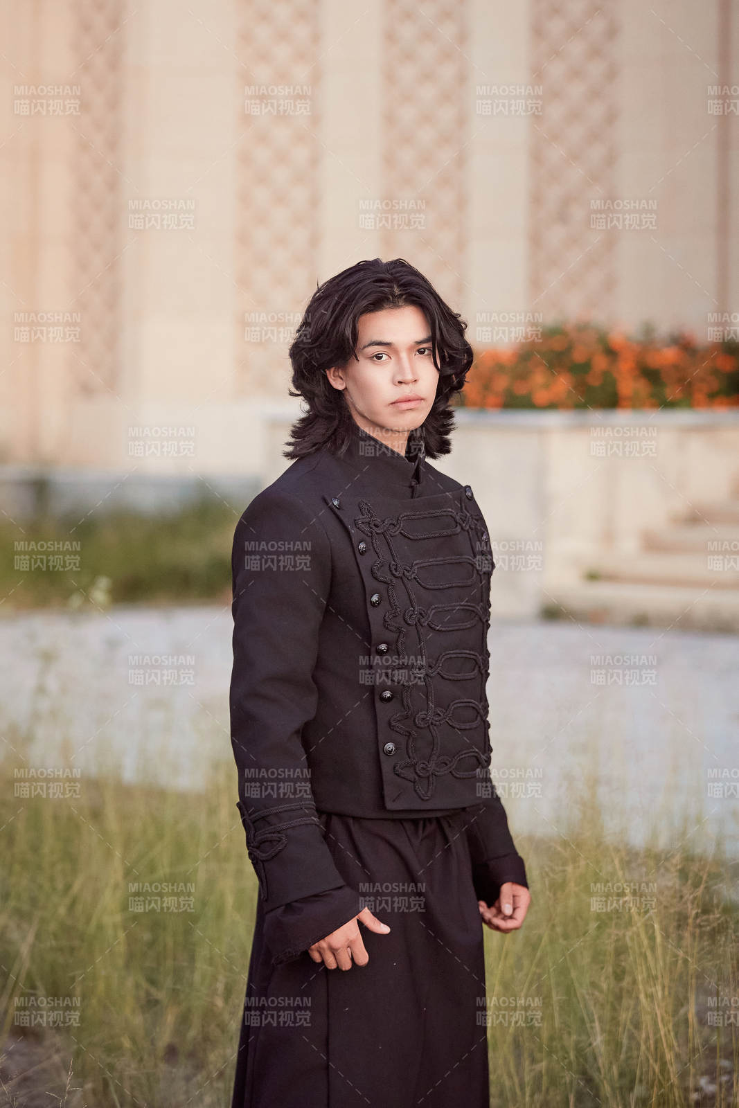 在濕地公園身穿蒙古族傳統(tǒng)服飾的男子