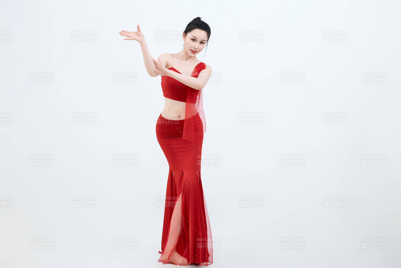 表演中國傳統民族舞蹈傣族舞的美麗舞者