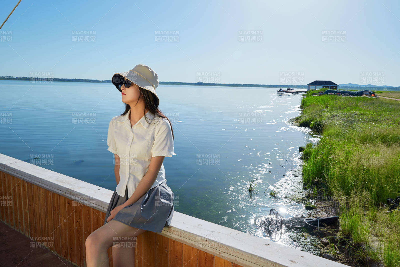 在湖畔木制帆船上的亞洲美女