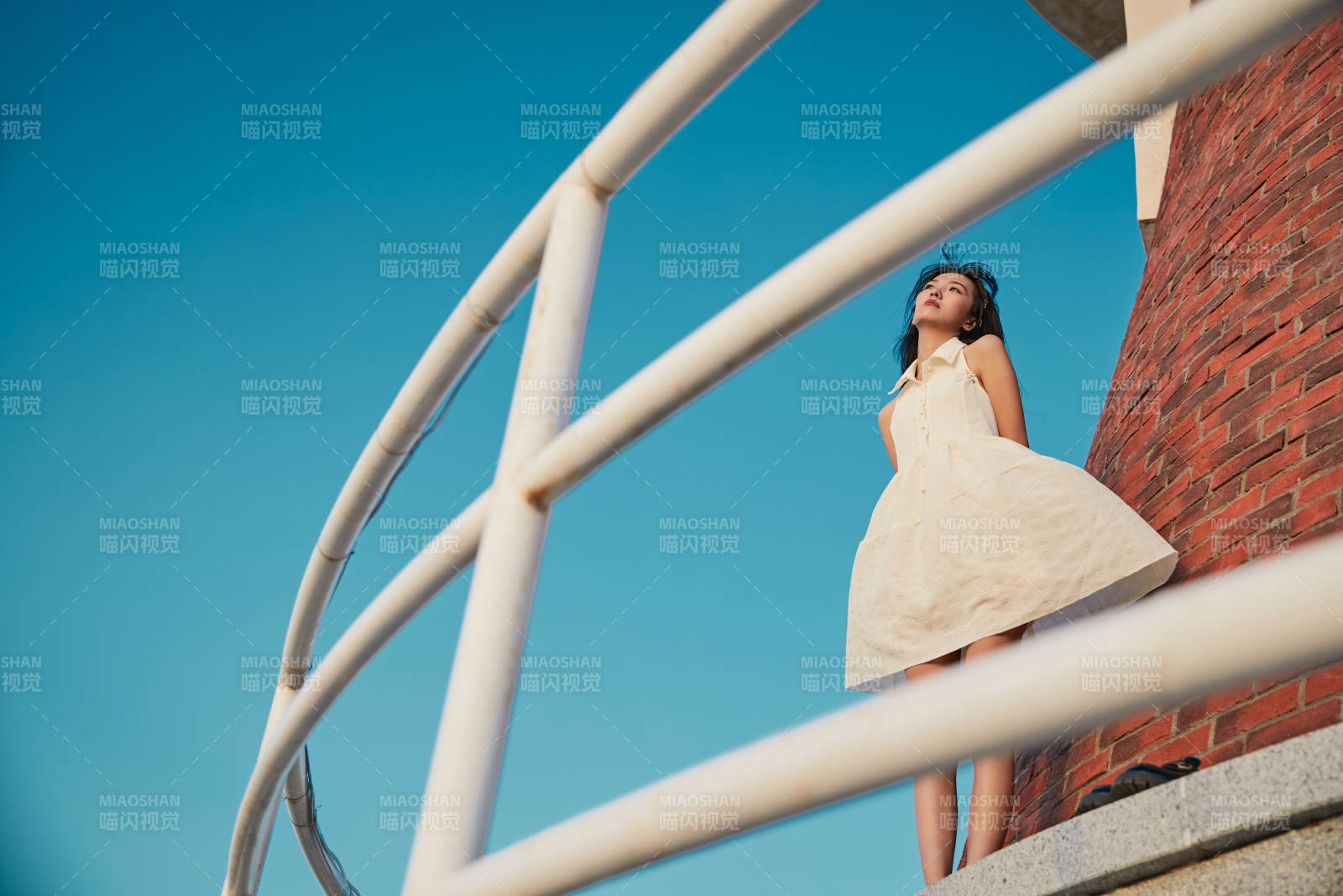 盛夏夕陽湖邊碼頭燈塔上吃西瓜的少女