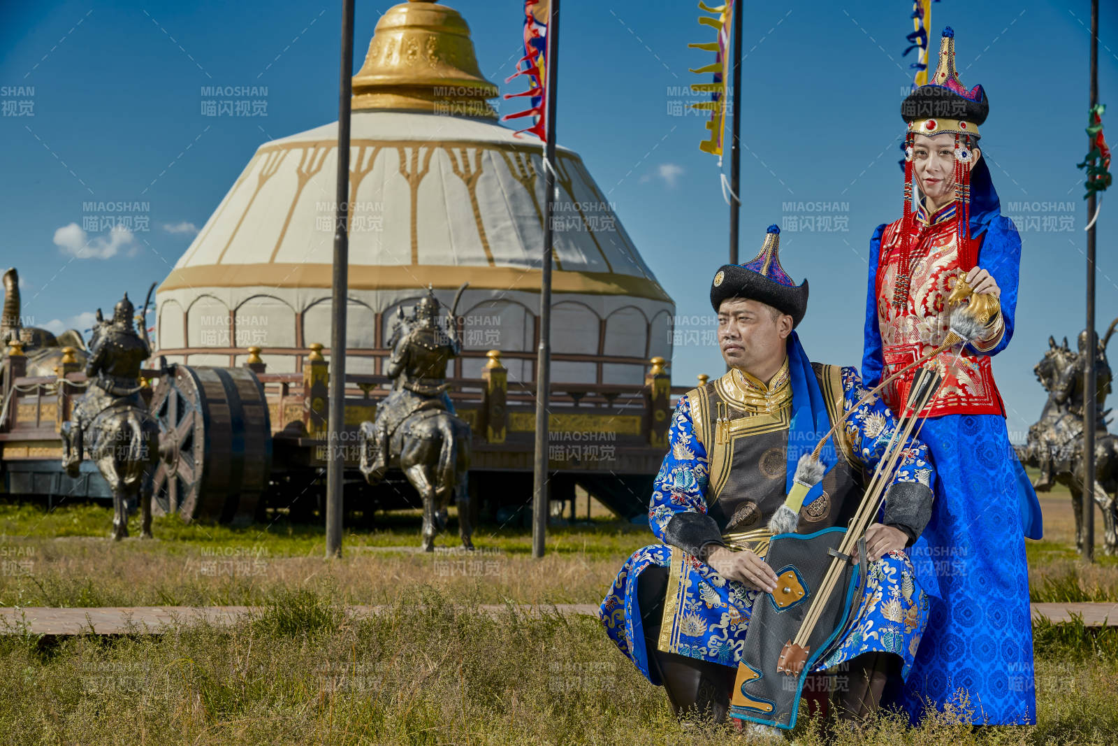 草原上蒙古包前穿蒙古族傳統服飾的年輕夫妻