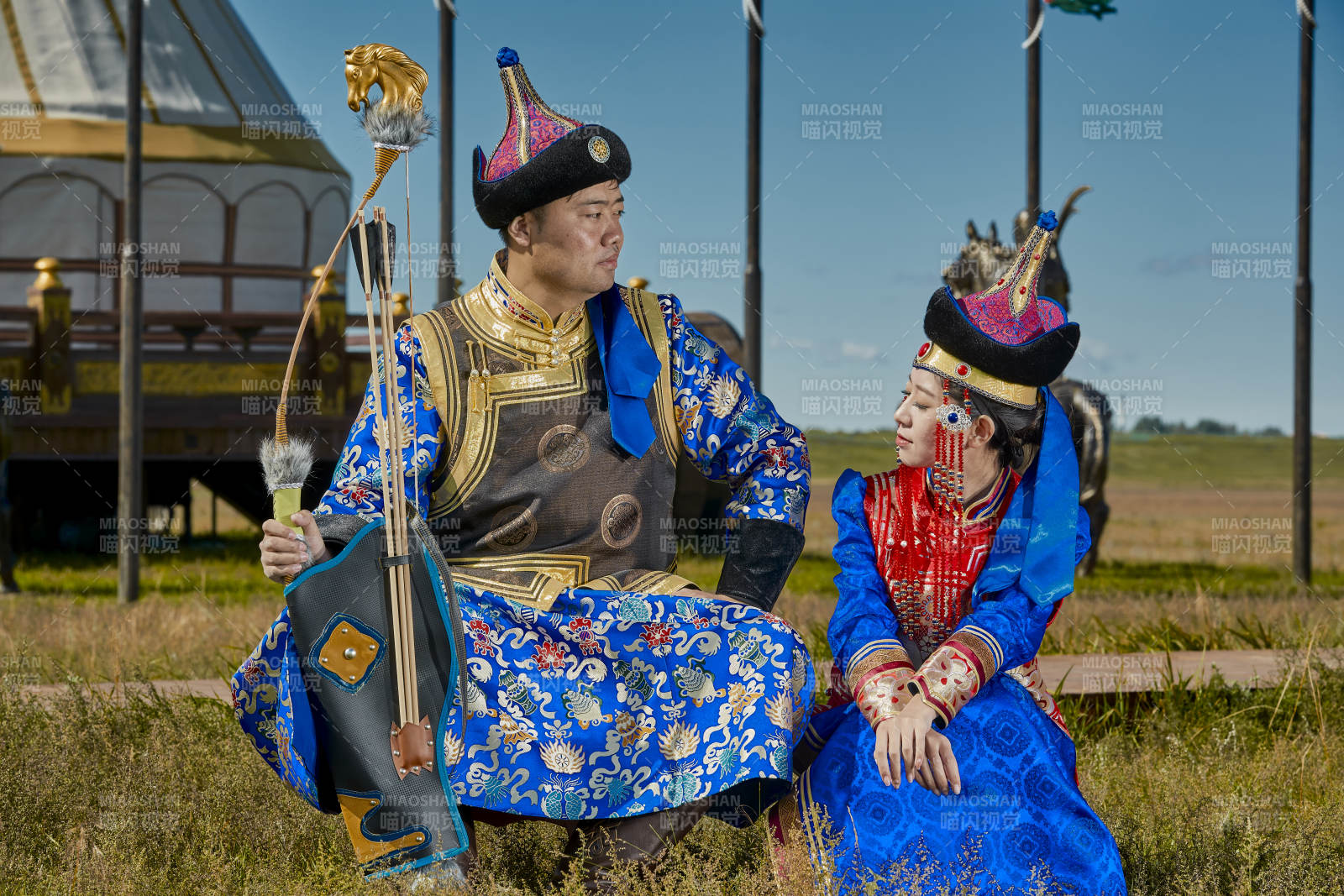 草原上蒙古包前穿蒙古族傳統(tǒng)服飾的年輕夫妻