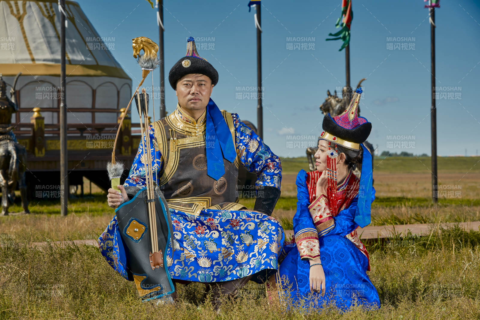 草原上蒙古包前穿蒙古族傳統服飾的年輕夫妻