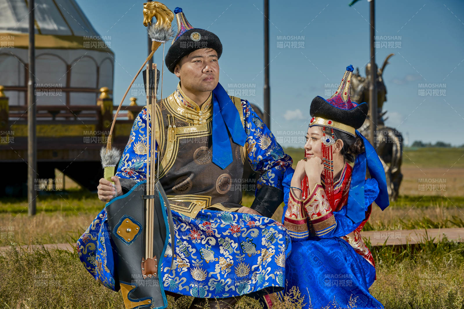 草原上蒙古包前穿蒙古族傳統服飾的年輕夫妻