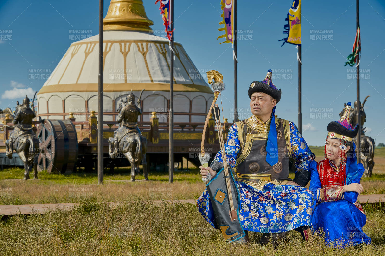 草原上蒙古包前穿蒙古族傳統服飾的年輕夫妻