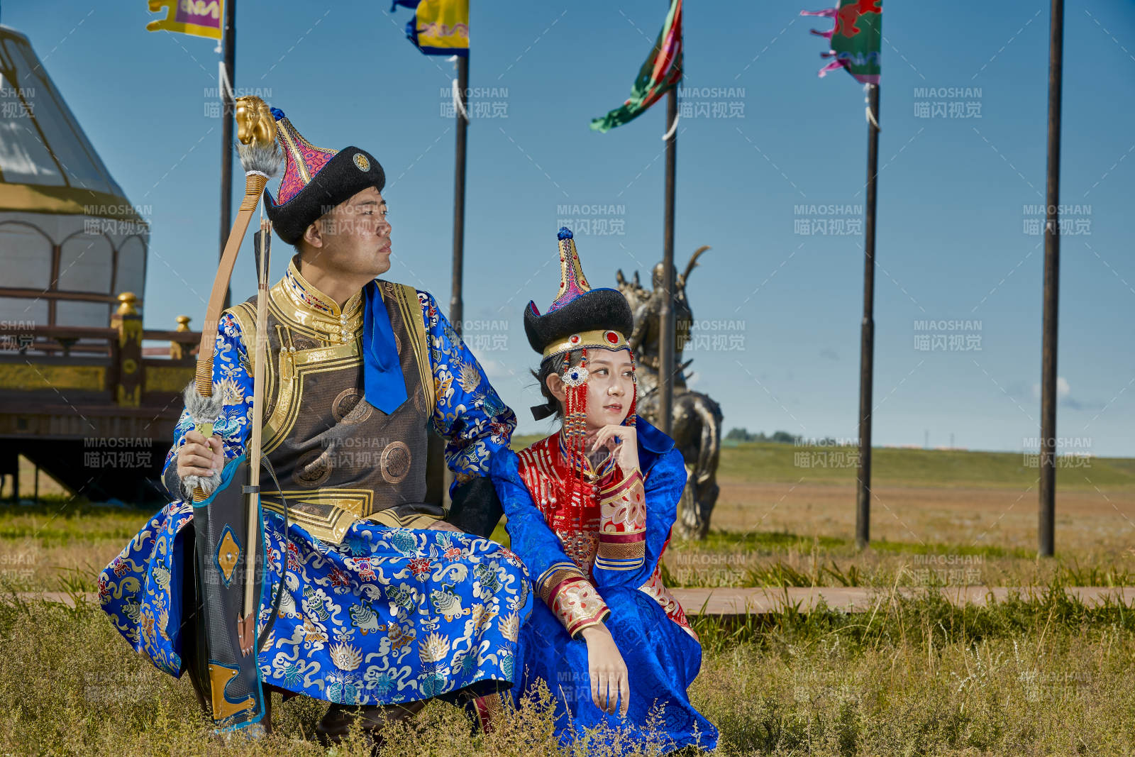 草原上蒙古包前穿蒙古族傳統(tǒng)服飾的年輕夫妻