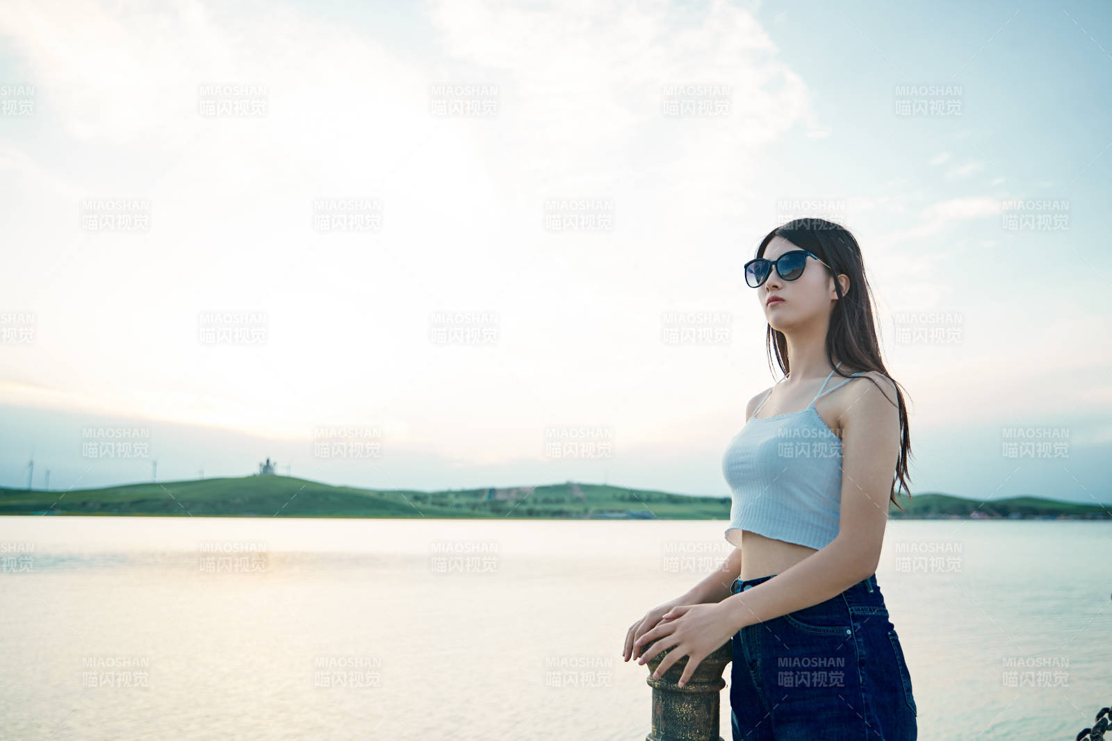 盛夏夕陽晚霞湖邊碼頭看風景的少女