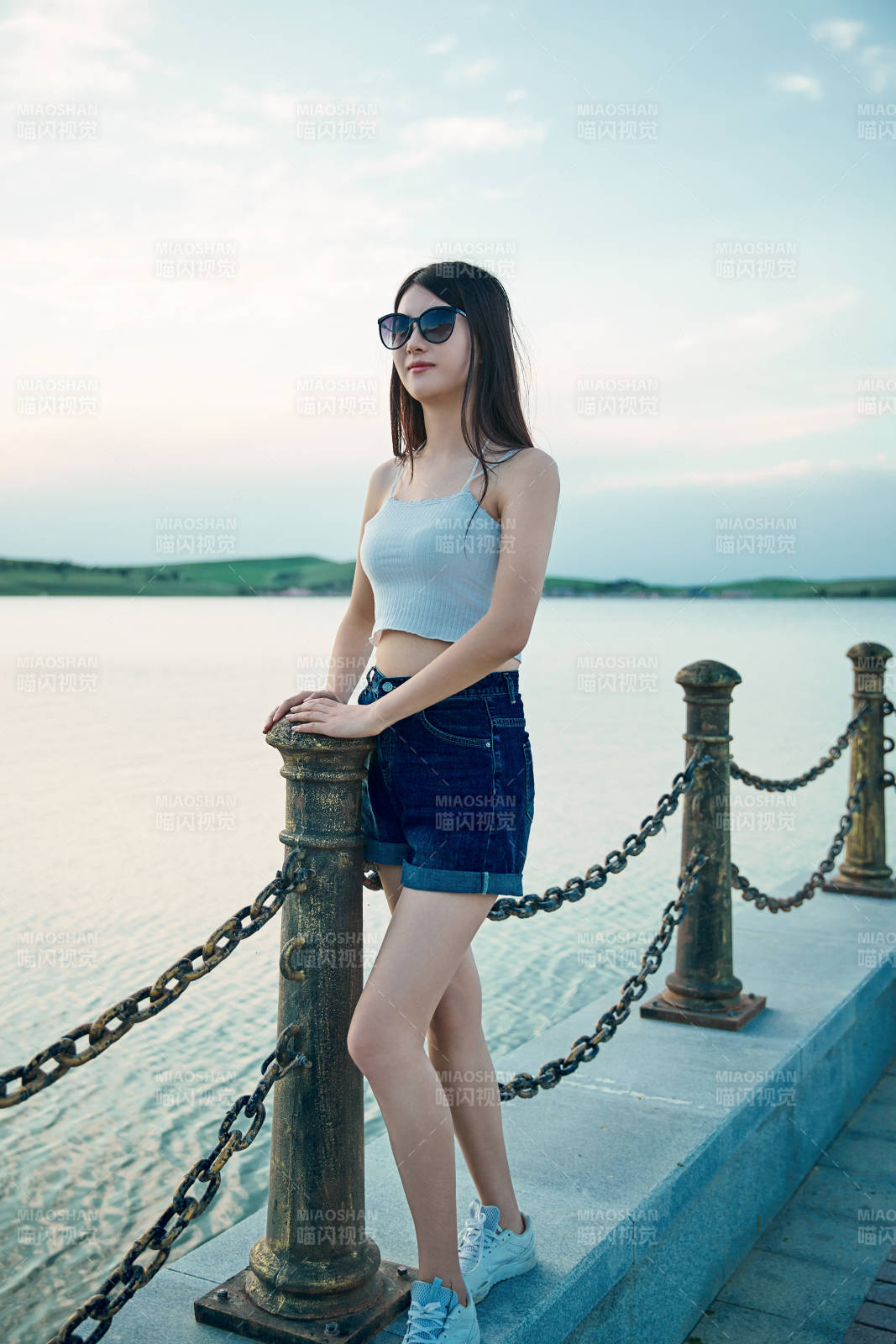 盛夏夕陽晚霞湖邊碼頭看風(fēng)景的少女