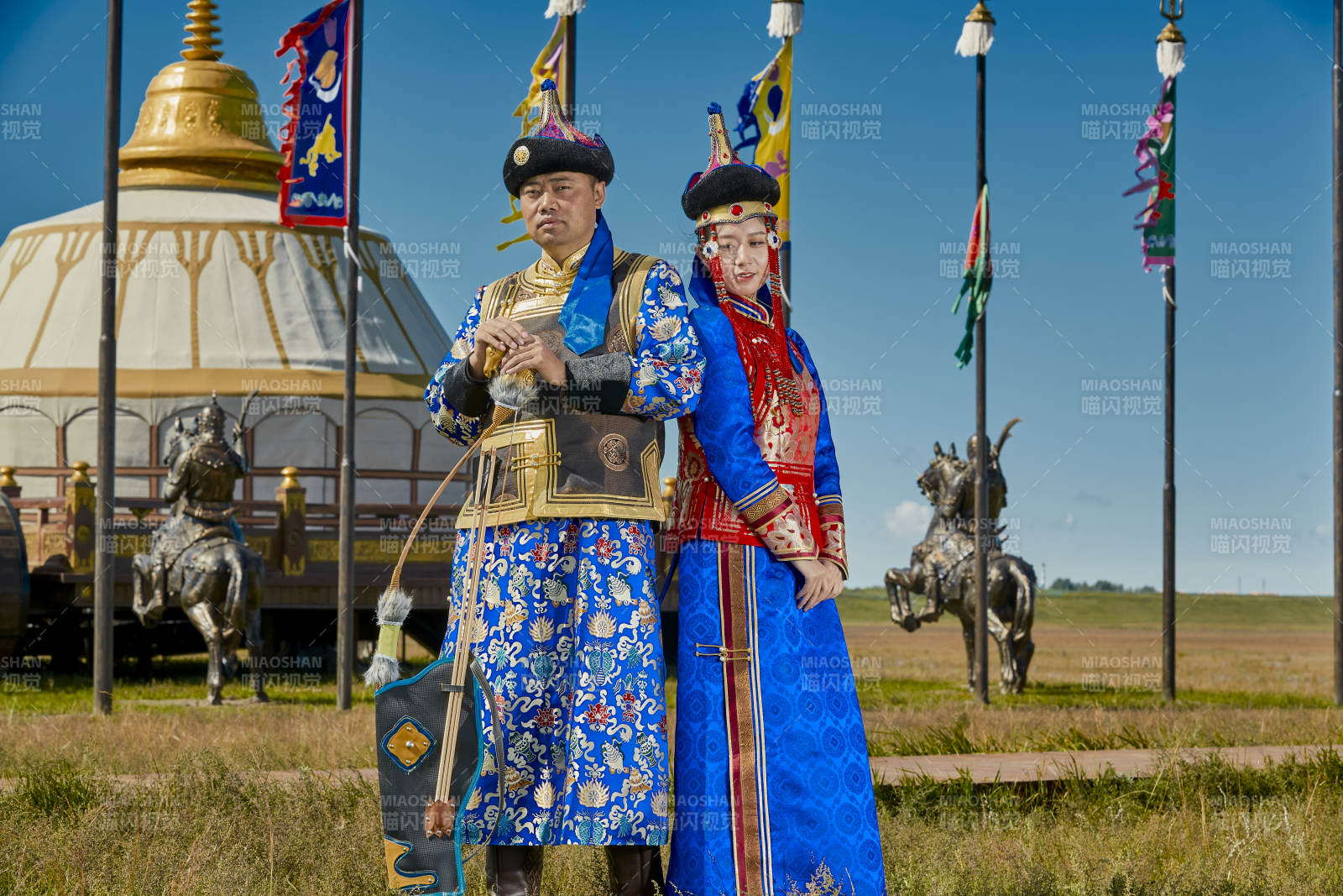 草原上蒙古包前穿蒙古族傳統(tǒng)服飾的年輕夫妻