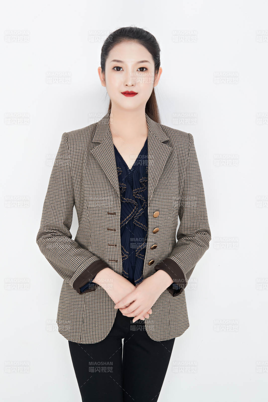 白色背景下的美麗商務女性肖像