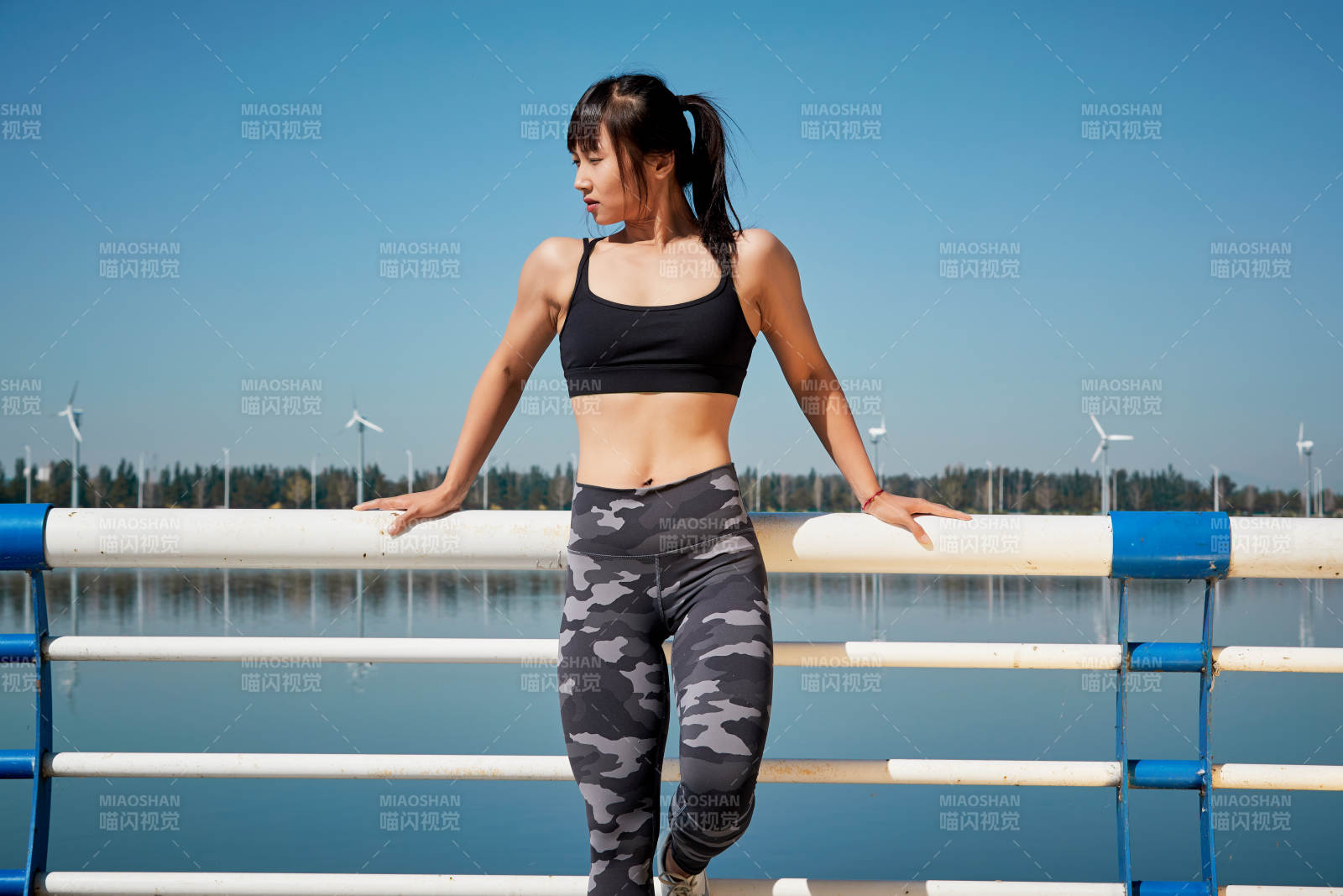 戶外河畔公園進行跑步鍛煉的亞洲女性