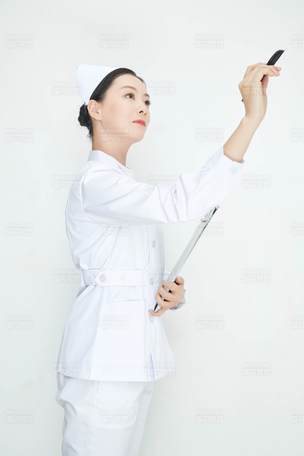 白背景里穿護士服手持病歷夾的美女護士