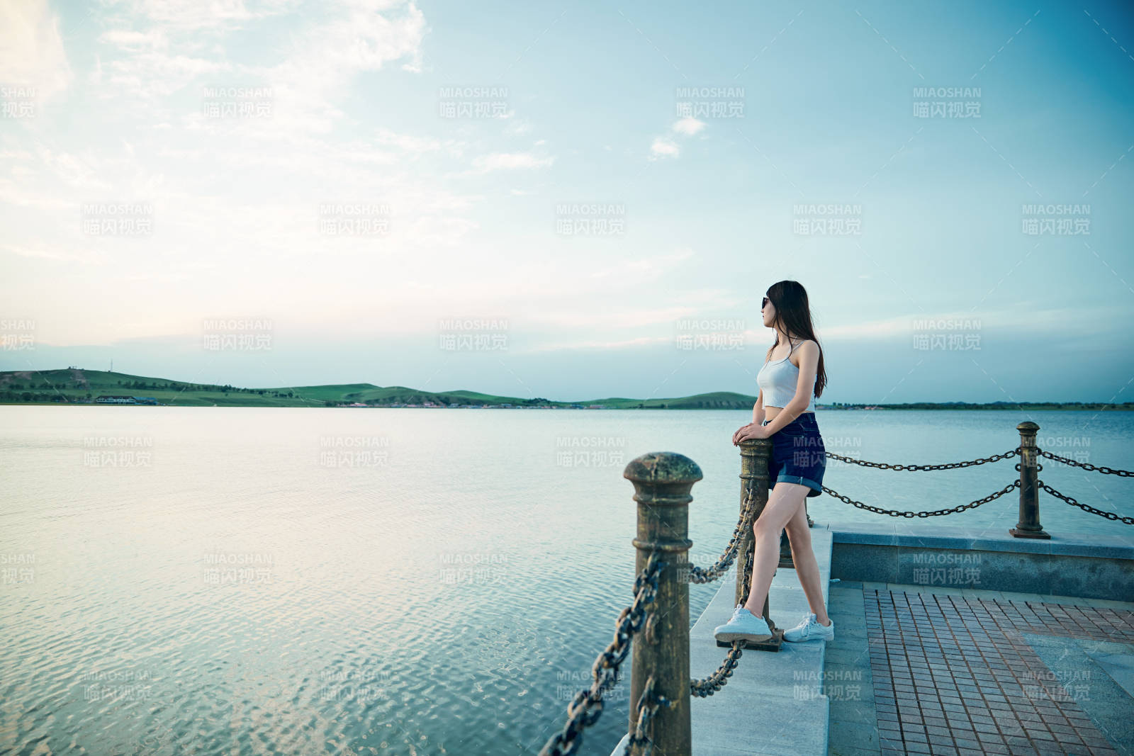 盛夏夕陽晚霞湖邊碼頭看風(fēng)景的少女