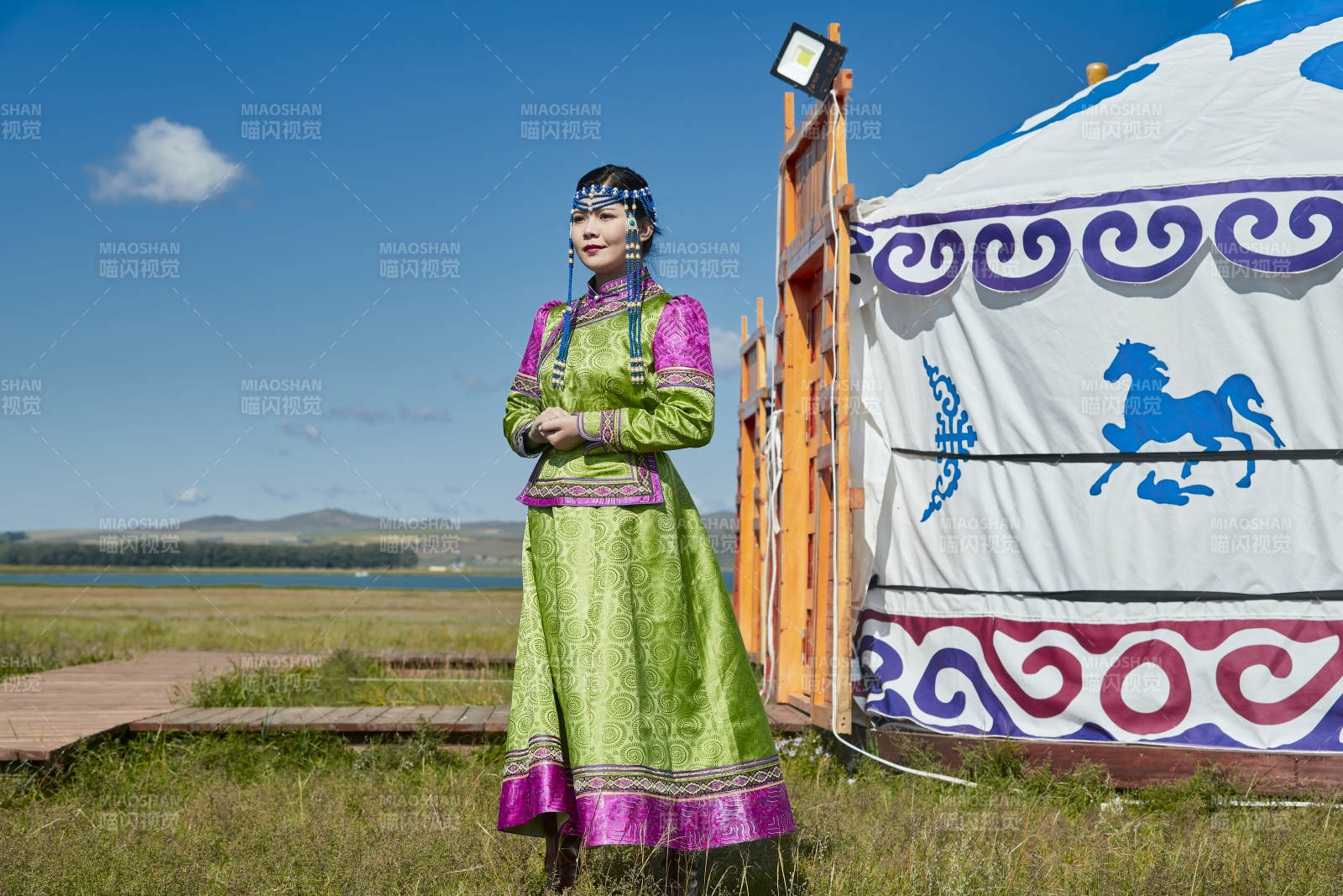 草原上身穿豪華蒙古族服飾的蒙族少女