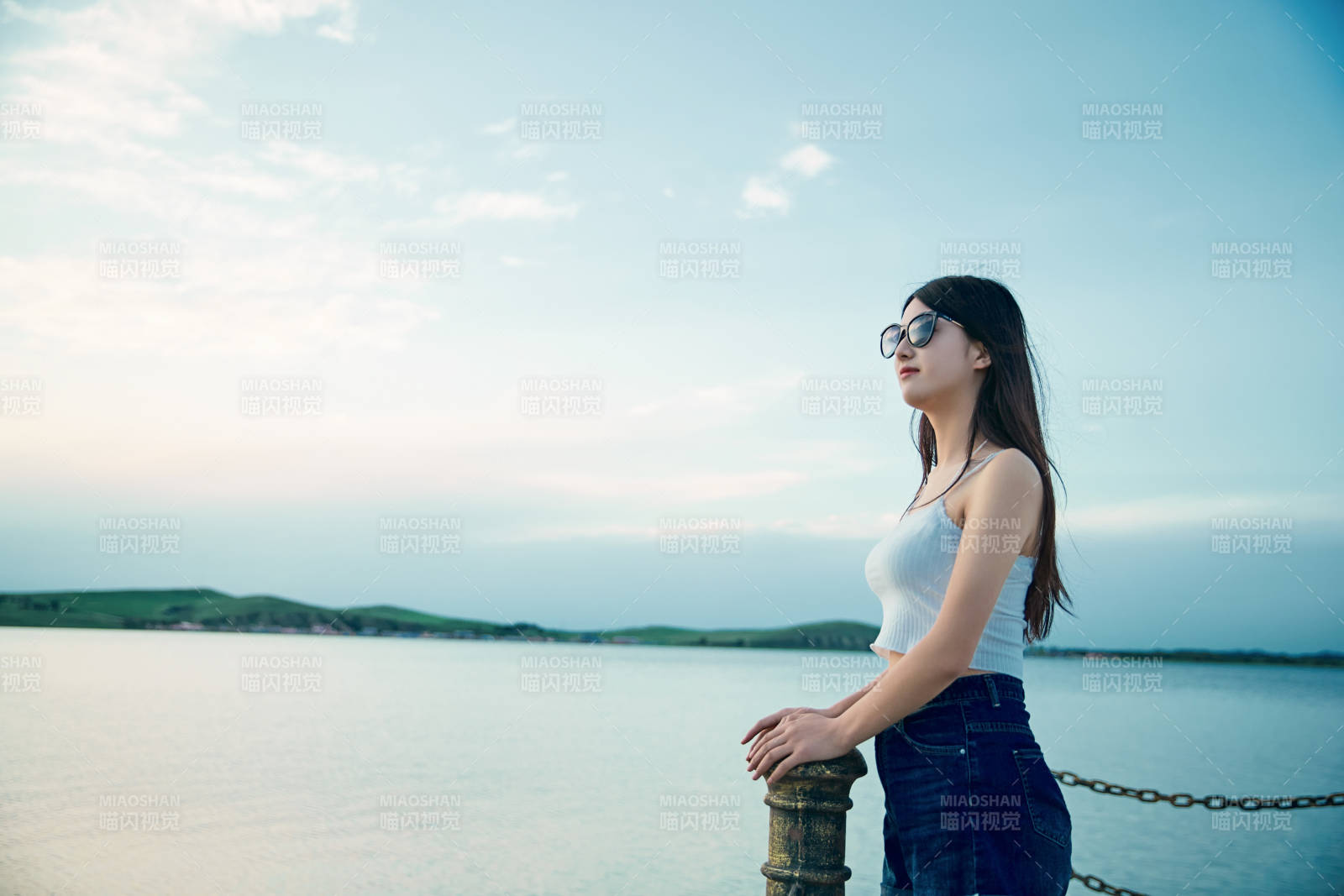 盛夏夕陽晚霞湖邊碼頭看風(fēng)景的少女