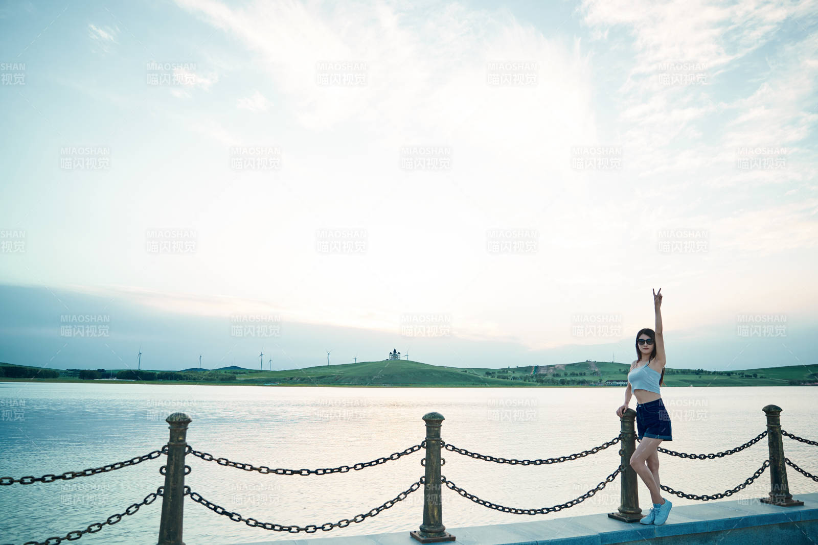 盛夏夕陽晚霞湖邊碼頭看風景的少女