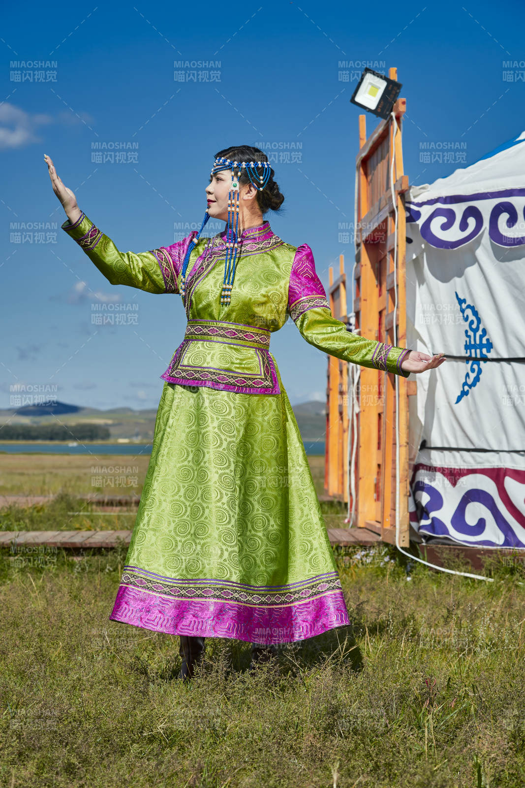草原上身穿豪華蒙古族服飾的蒙族少女